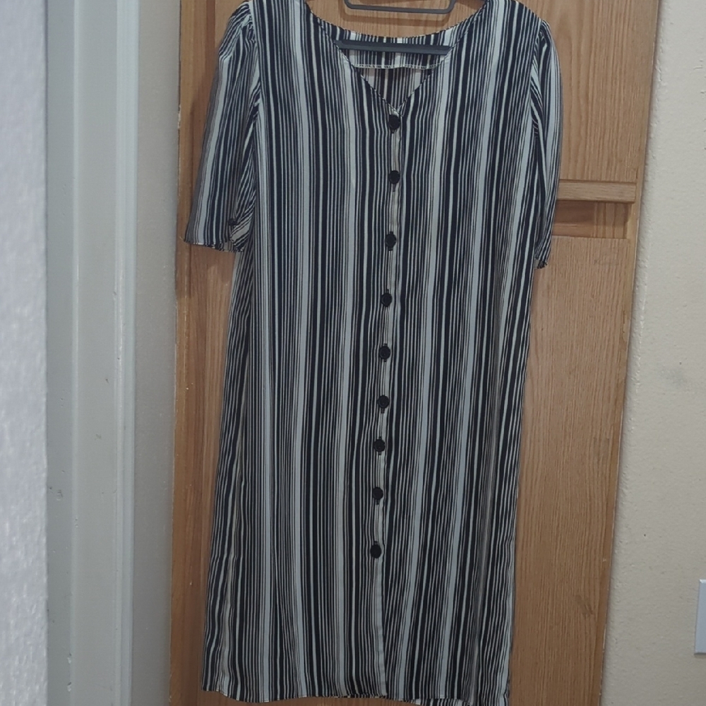 Black and White Buttoned Knee-length Dress